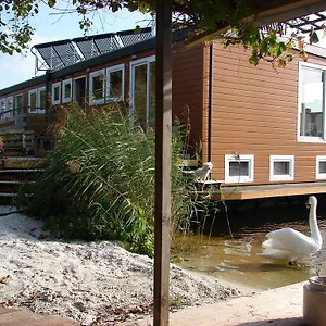 Houseboat Between Windmills Bed & Breakfast