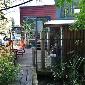 Houseboat Vliegenbos Bed & Breakfast